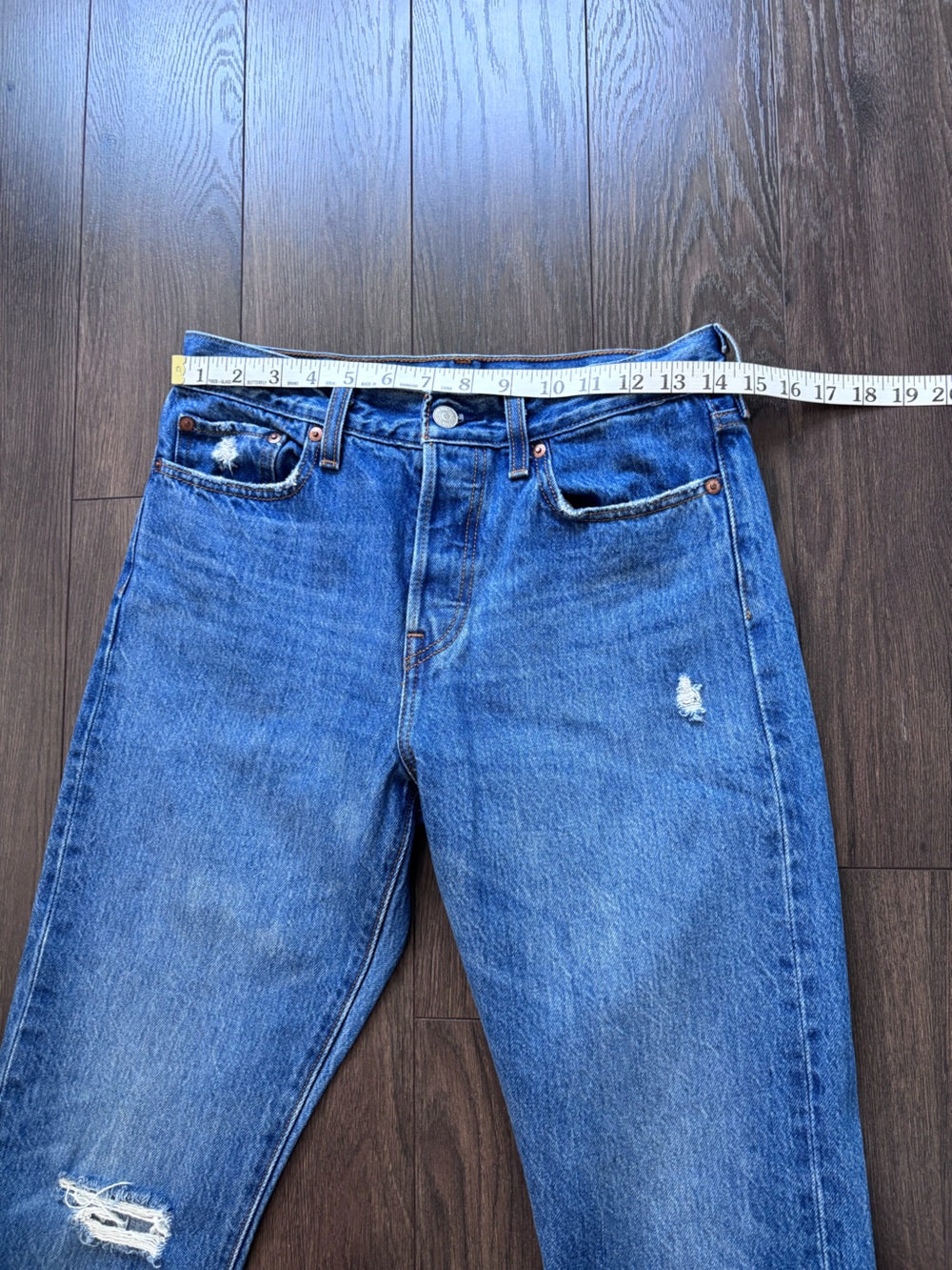 LEVI’S Wedgie Straight Jeans Size 28 Distressed Frayed Hem - Picture 9 of 13